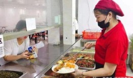 天津配餐爆料者小伙视频,小伙视频揭露后厨真相
