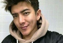 外国男网红吃瓜图片,趣味横生瞬间引爆网络