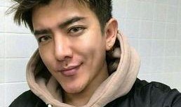 外国男网红吃瓜图片,趣味横生瞬间引爆网络