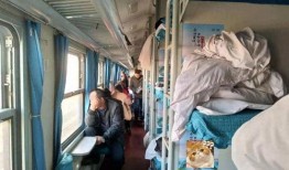 娱乐圈爆料客火车卧铺被,火车卧铺成明星“私密空间”，揭秘明星出行细节！
