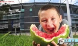 外国男网红吃瓜图片,趣味横生瞬间引爆网络